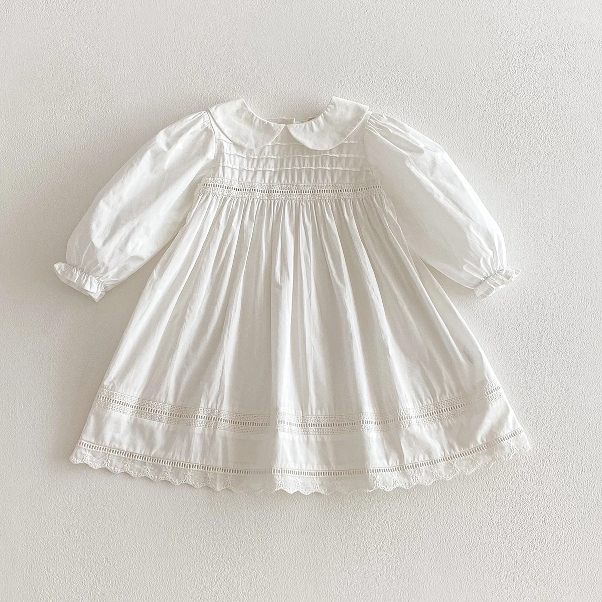 Vestido blanco de algodón para niña con cuello Peter Pan y encaje - imagen 2