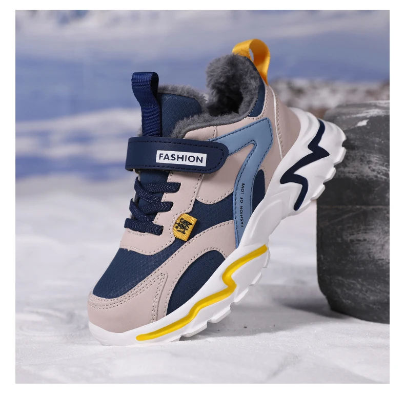 Un par de zapatillas. Tienen una combinación de colores azul, blanco y amarillo, con un diseño que incluye una tira en la parte superior con la palabra FASHION