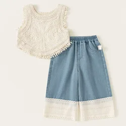 Conjunto niña camiseta sin mangas con encaje y vaqueros holgados