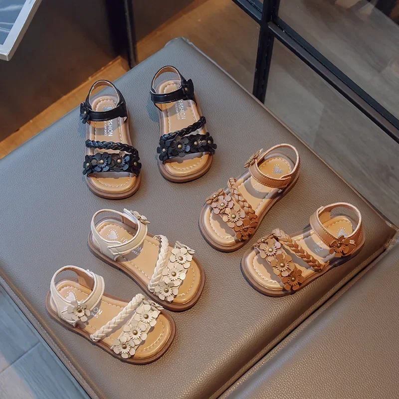 Sandalias de flores para niña, novedad de verano 2025, zapatos de princesa a la moda para niña, zapatos de bebé antideslizantes con suela suave y elegante