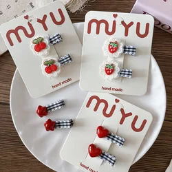 Pinza flequillo bebé encaje cuadros rojos y negros pico de pato cereza