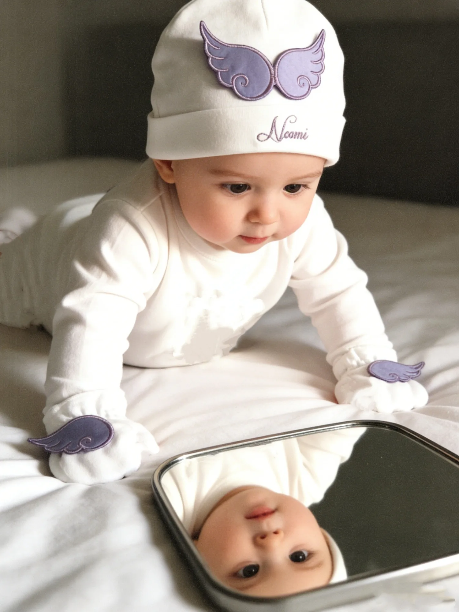 Adorable Conjunto de Ángel Morado para Bebé Niña - Alas y Decoración de Laurel - Elegante para Bautizo y Baby Shower - imagen 2