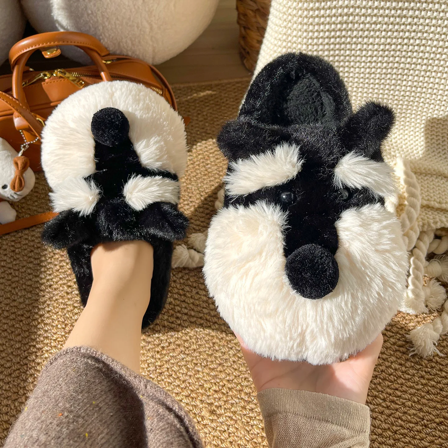 Zapatillas infantiles de felpa antideslizante con diseño canino para niñas - imagen 2