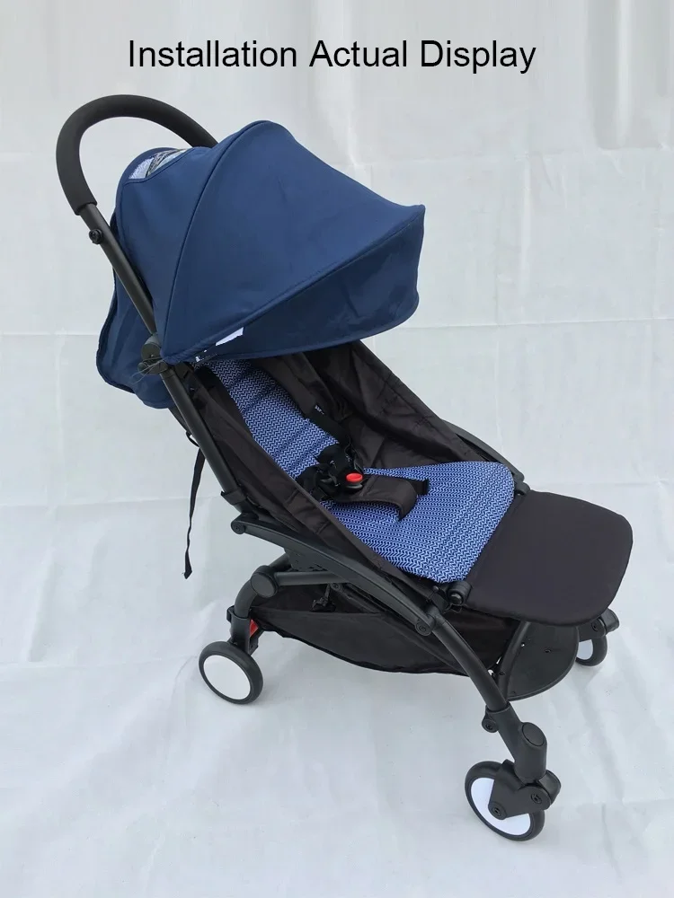 Un cochecito con capota azul y estructura negra. El cochecito parece tener un diseño compacto y plegable, lo que suele resultar conveniente para entornos urbanos o para padres que necesitan guardar el cochecito en un espacio pequeño.