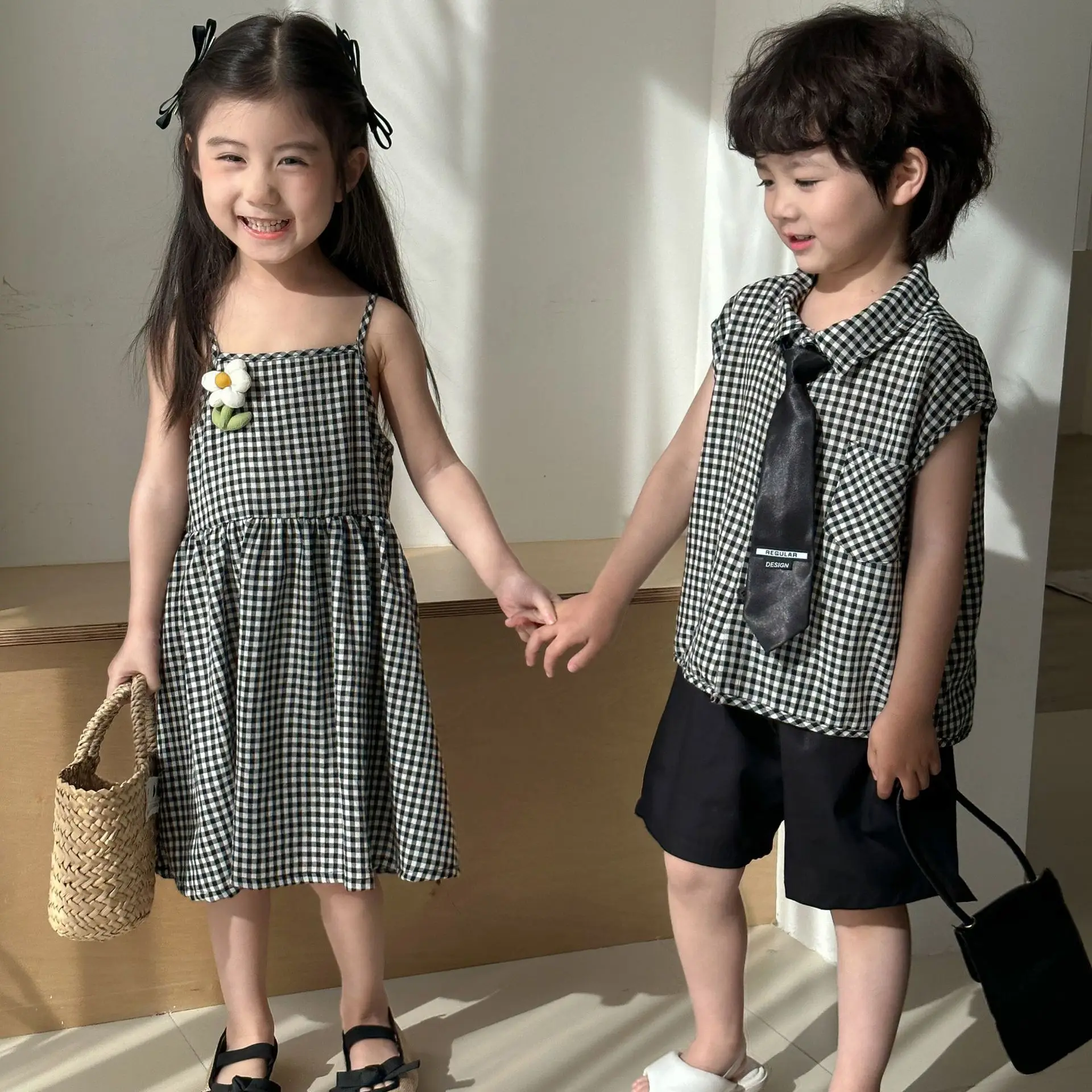Conjuntos a cuadros de estilo coreano para hermano y hermana, conjuntos de camisas y pantalones cortos para niños, vestido con tirantes para niñas, ropa para niños - imagen 3