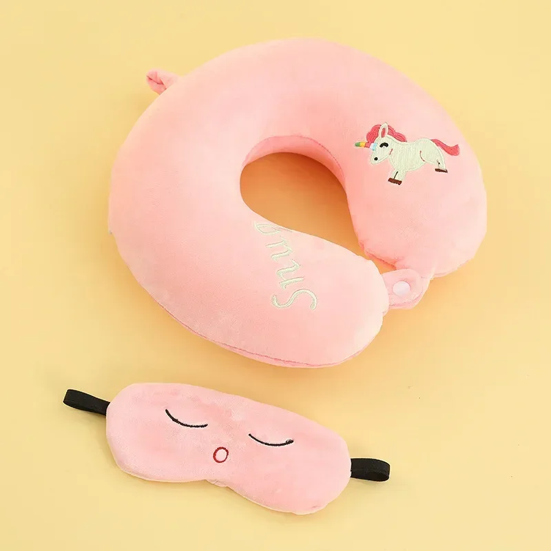 Una almohada rosa con un unicornio