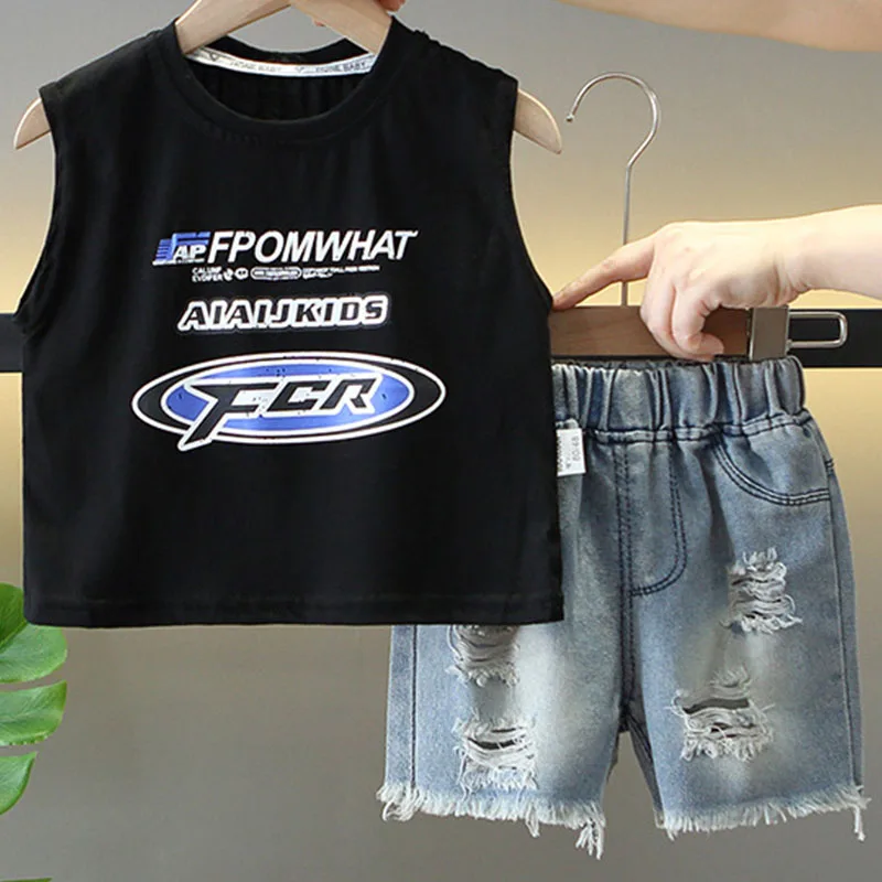 Ropa de verano de 2 piezas para niño pequeño, Tops negros sin mangas con letras a la moda coreana para bebé + pantalones cortos con agujeros de mezclilla, ropa de Boutique para niño B010