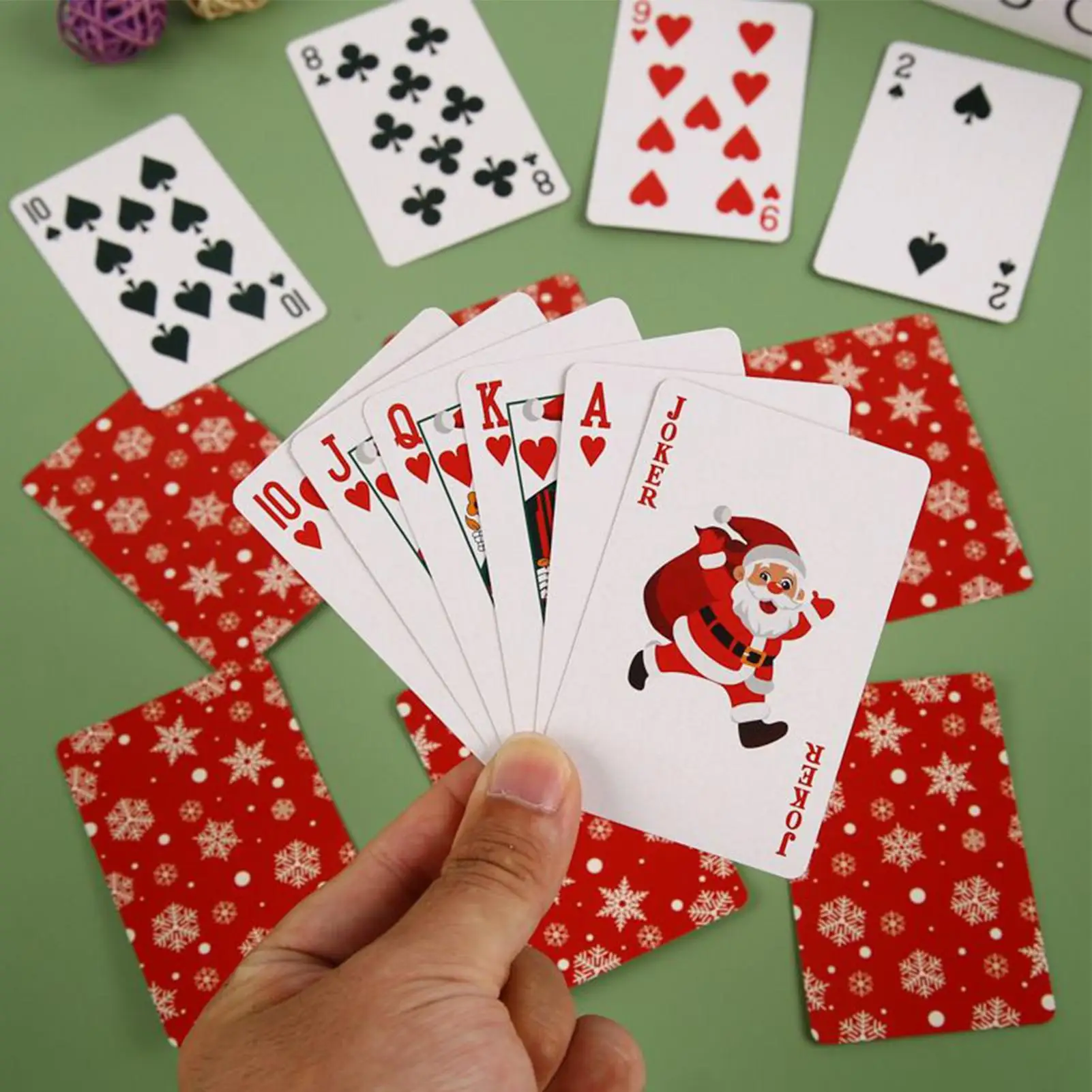 Partida familiar con naipes navideños