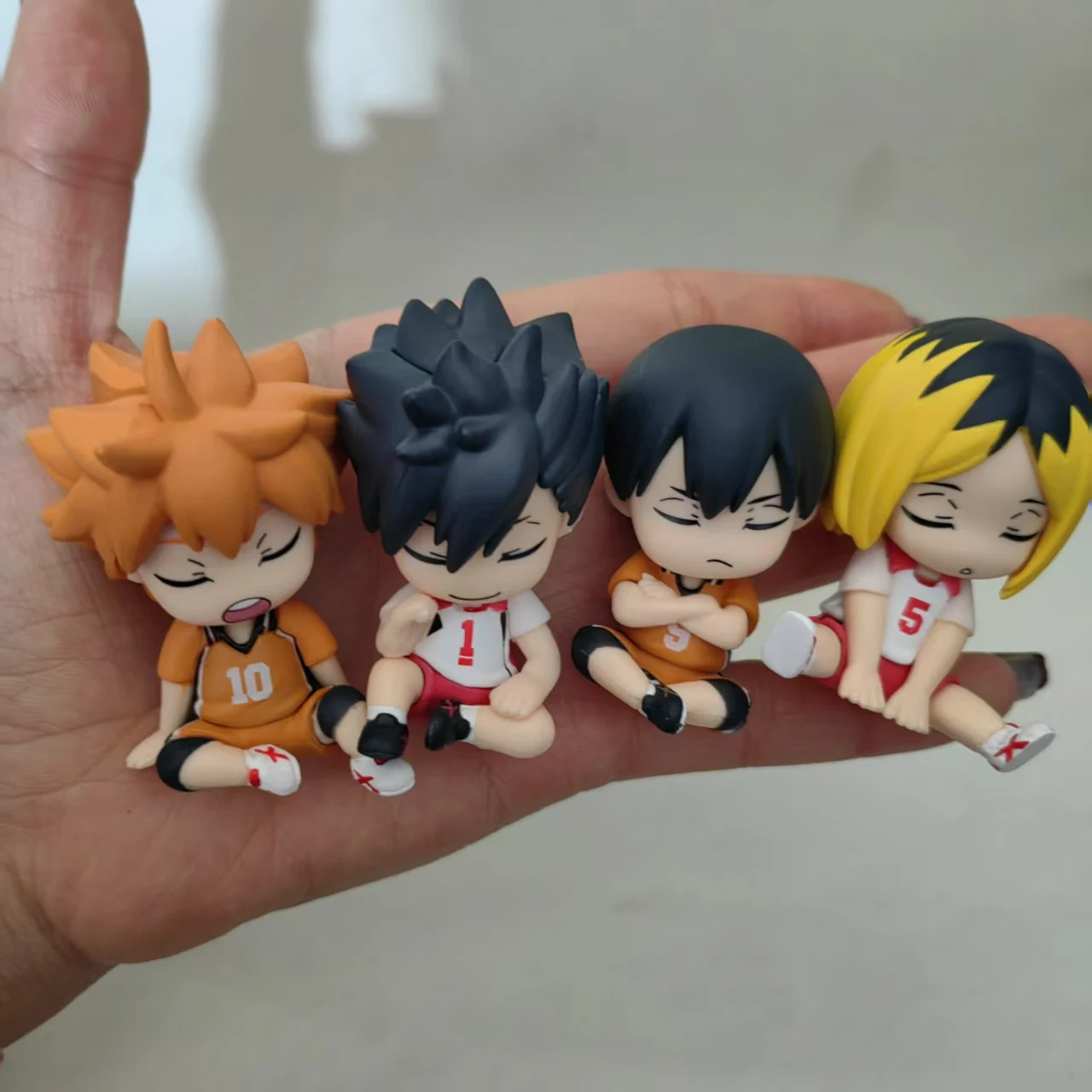 Figura de acción Spot, voleibol juvenil Hinata Yingshan, mirando hacia mostrar el uniforme del equipo, modelo Gacha de torneado y saludo