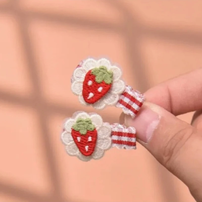 Pinzas para niña con estampado de cuadros vichy y fresas bordadas - imagen 4