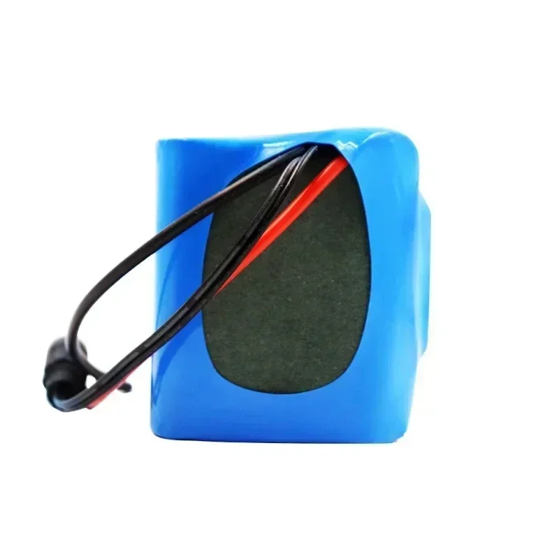 Una caja azul con un mango negro y rojo