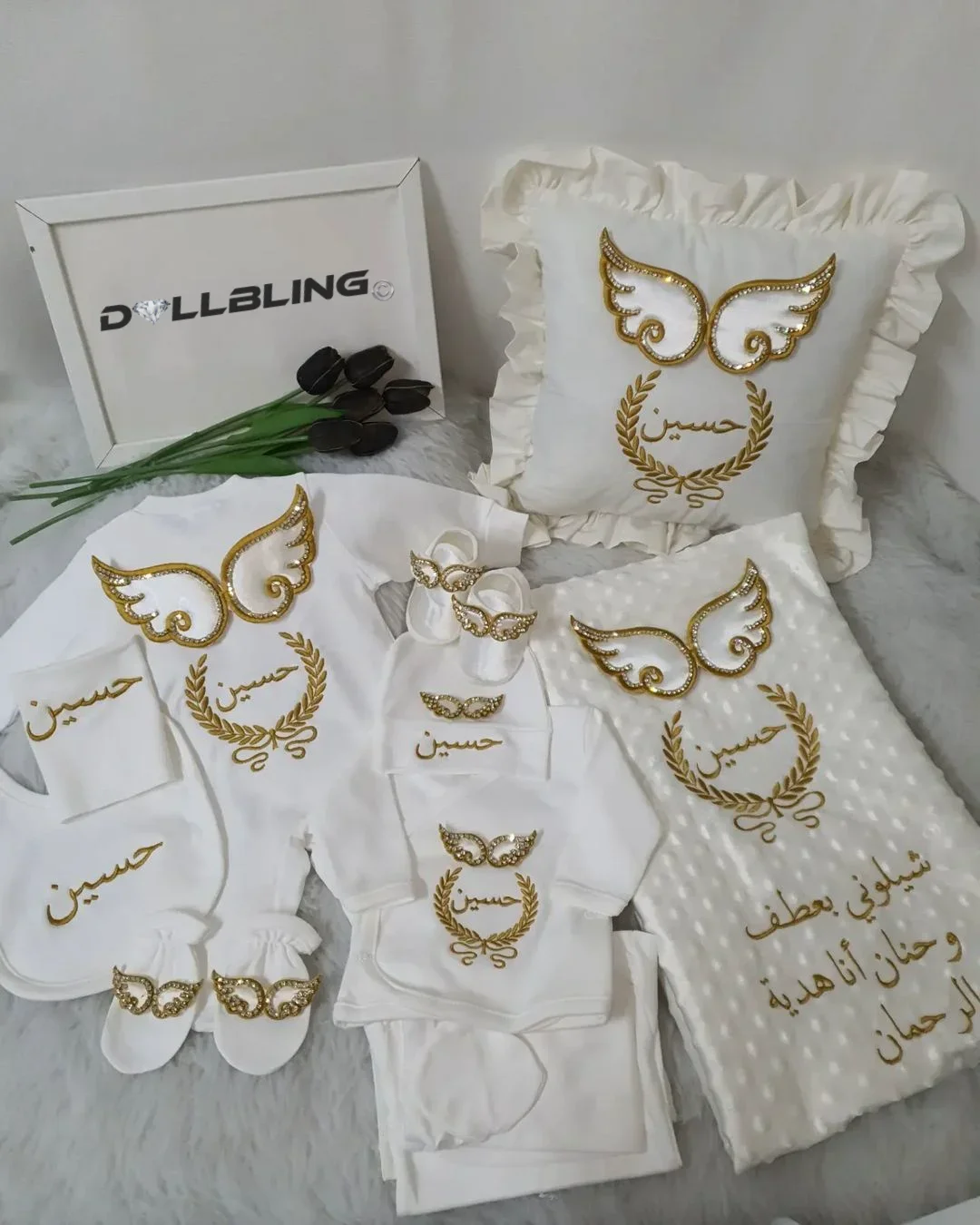 Dollbling, 10 Uds., trajes con alas, cualquier nombre, conjunto de regalo personalizado con bordado de madera dulce, pijamas para bebé, sombrero, vestido Ceremonial de bienvenida a casa - imagen 2
