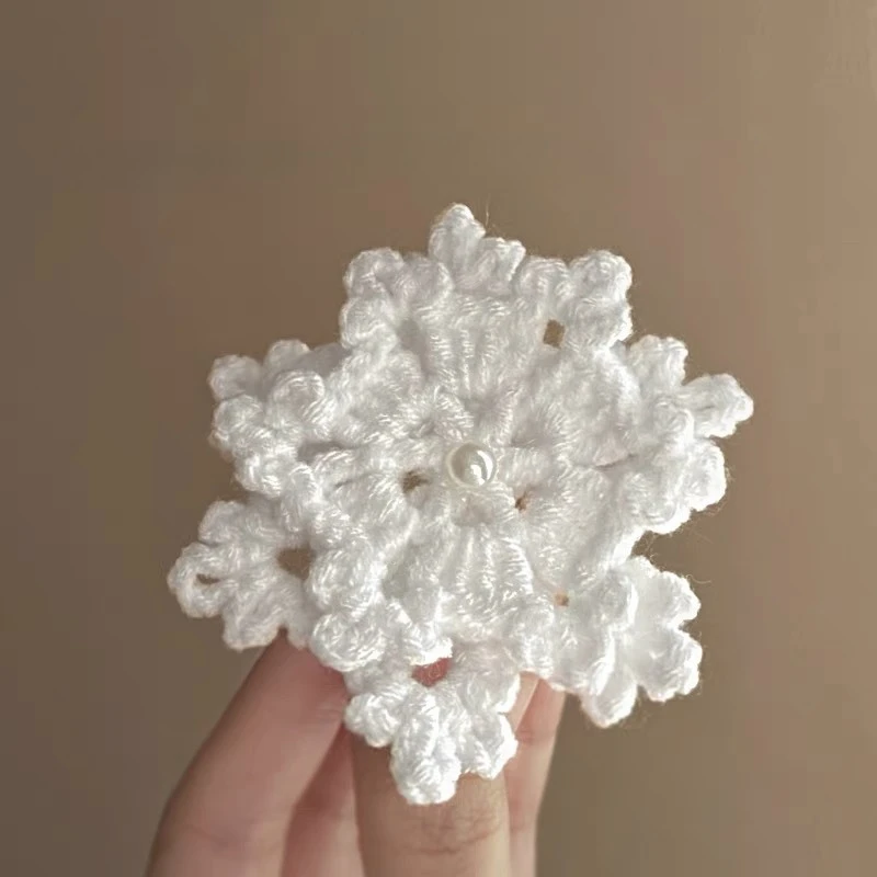 Pinzas para el cabello de invierno Snow Country Girl: diseño de copo de nieve y perlas de lana, estilo de hada de nicho suave, lindos clips laterales para flequillo y pedrería. - imagen 3