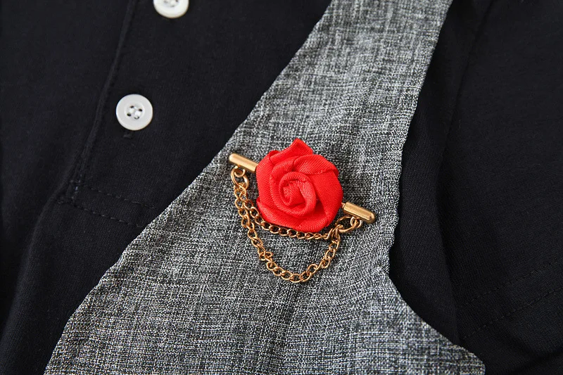 Una rosa roja en una cadena está unida a una camisa