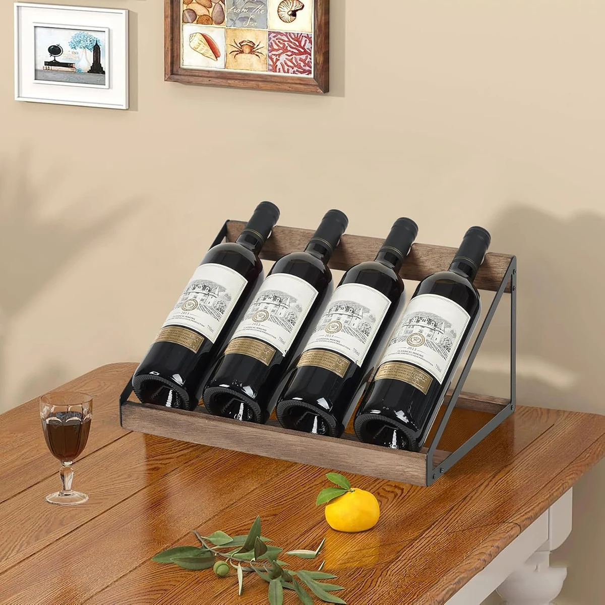 Botellero de vino inclinado de madera y hierro de varios niveles