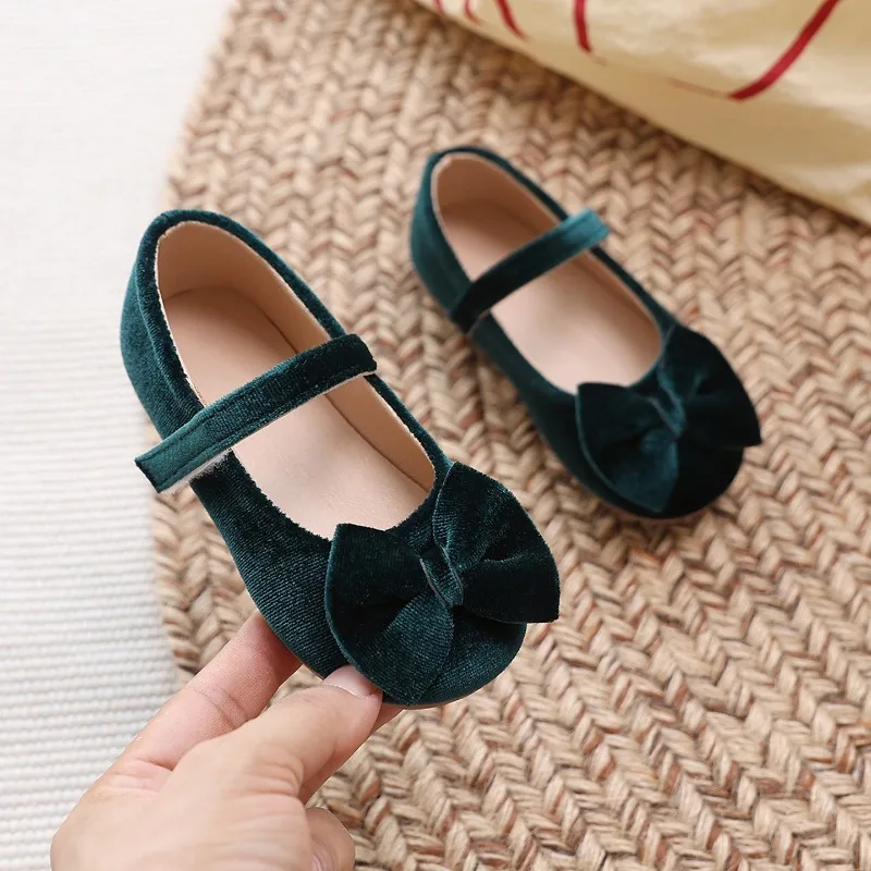 Zapatos Tipo Bean combinados con vestido floreado