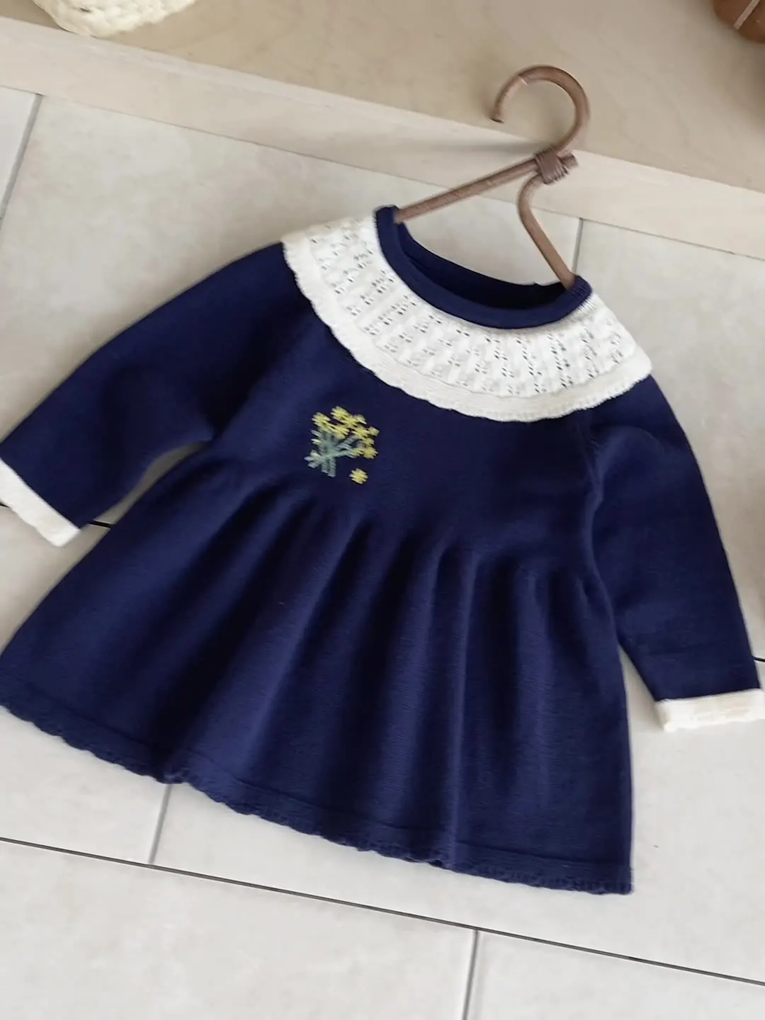 Vestido de punto para niña azul marino con cuello de volantes - imagen 2