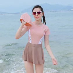 Traje de baño niña una pieza con falda, pantalones cortos y retales