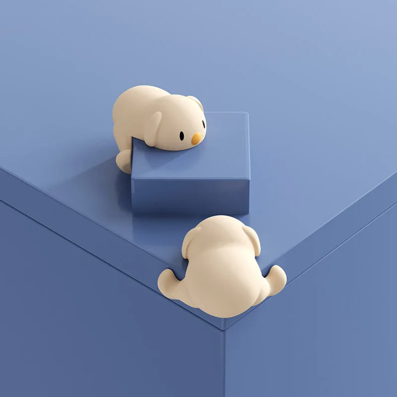 Una pequeña figura de perro blanco está encima de una caja azul