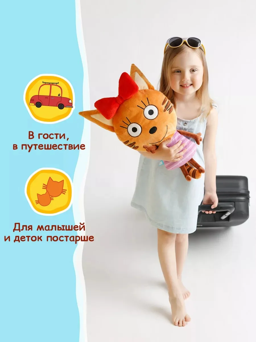 Niña abrazando el peluche mientras está sentada en el suelo