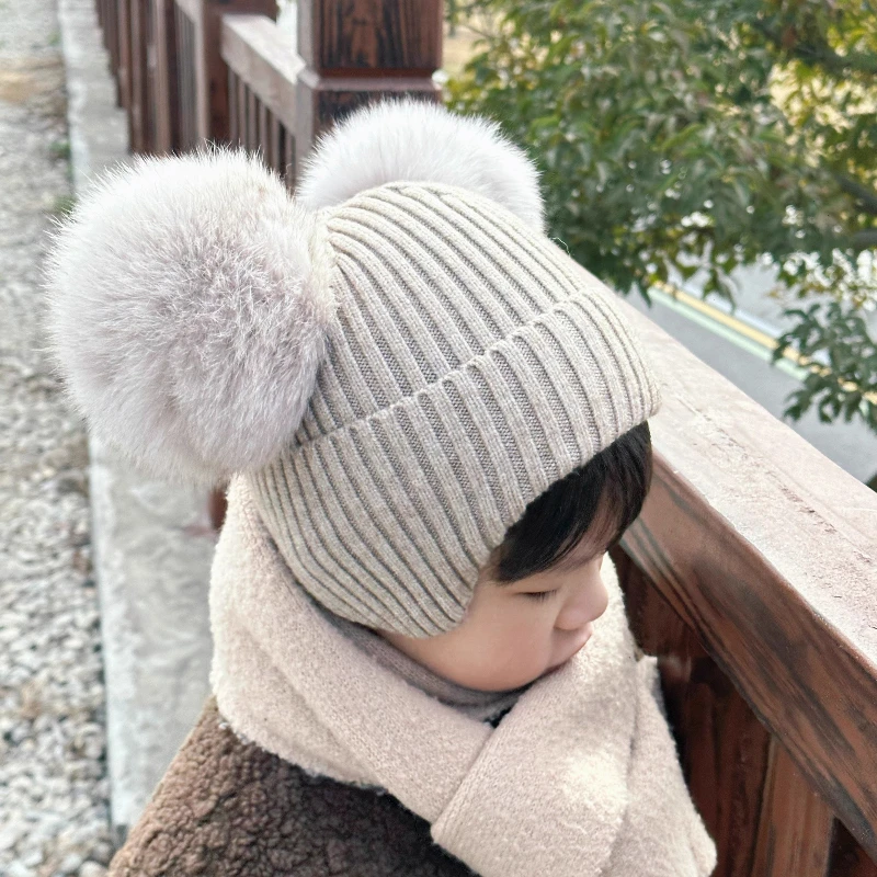 Gorro de punto de estilo europeo para niños con pompones dobles, gorro de invierno de hilo acrílico para bebés, gorro cálido, bonito gorro para niños pequeños - imagen 3