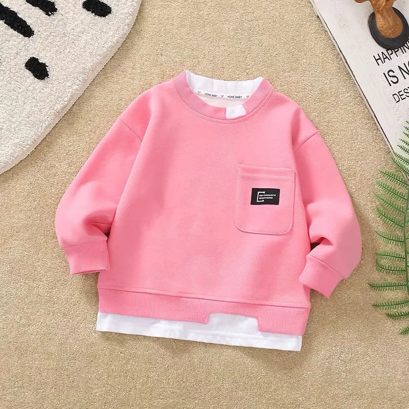 2025 Otoño Nueva sudadera falsa de dos piezas para niños coreanos: rosa de manga larga, bonita, agradable para la piel, versátil para uso diario y escolar