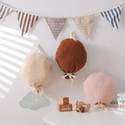 Adornos colgantes con globos de felpa para cuarto infantil