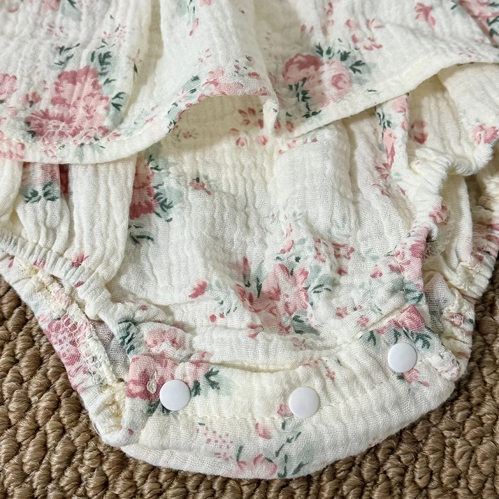 Body bebé algodón veraniego con tirantes florales y gorro rosa - imagen 2