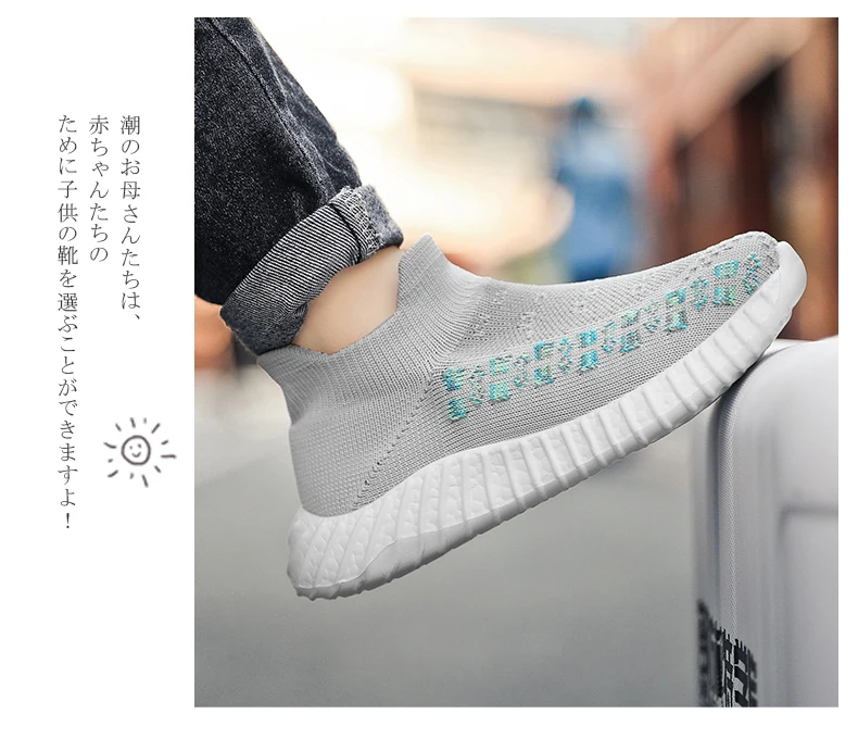 El pie de una persona que lleva una zapatilla. La zapatilla parece ser un estilo informal de caña baja con una parte superior de punto y una suela blanca. Hay un patrón o diseño en el lateral de la zapatilla, que parece ser un elemento decorativo.