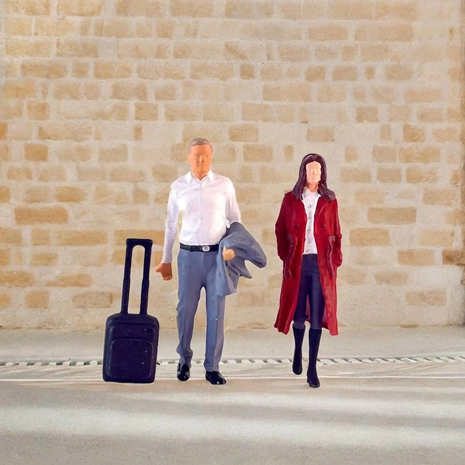 2x 1:64 Scale Women and Men Figures with Suitcase Model Layout Collections Movie Props Resin Figurines Diorama Scenery Decor