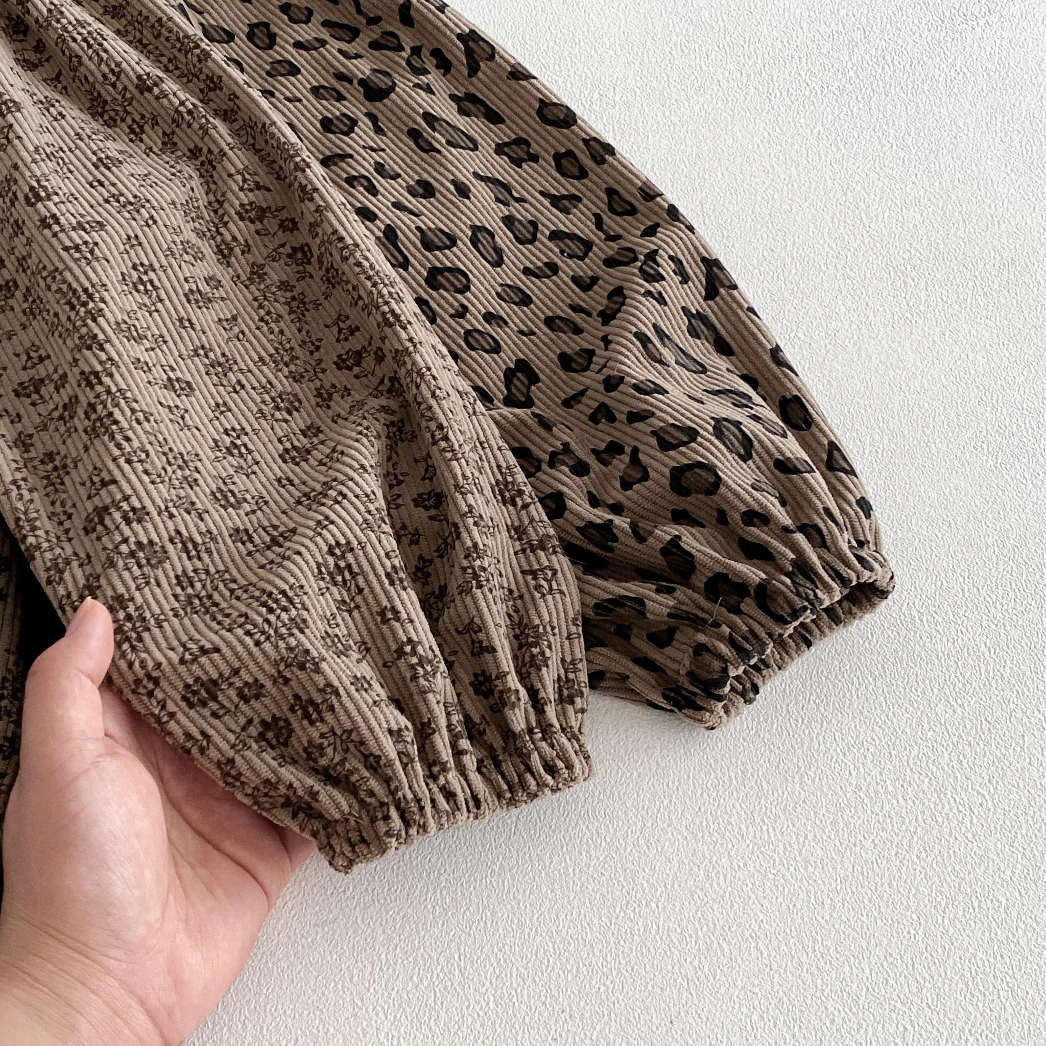 Detalle del diseño floral y corte amplio del pantalón infantil