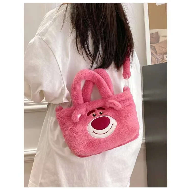 Una mujer que lleva una camisa blanca y un bolso rosa con una cara