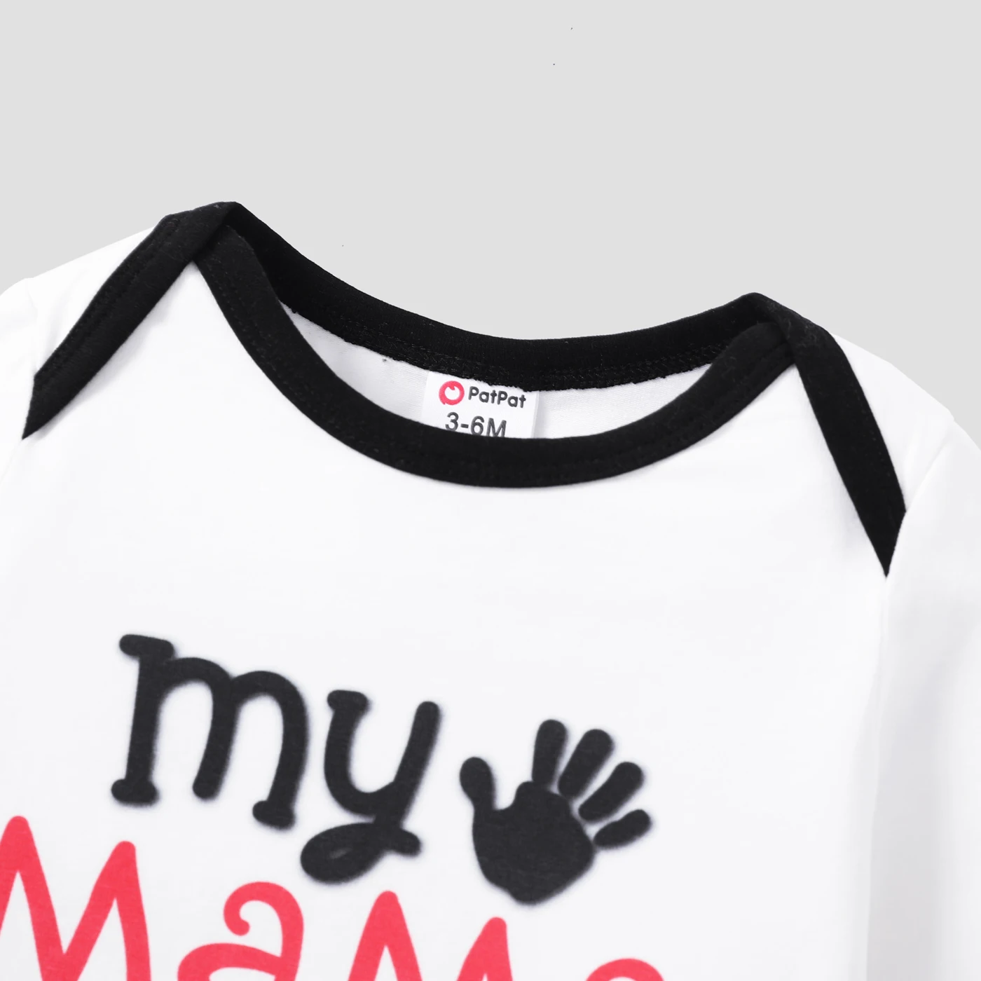 Una camisa blanca con un cuello negro y un huella a mano