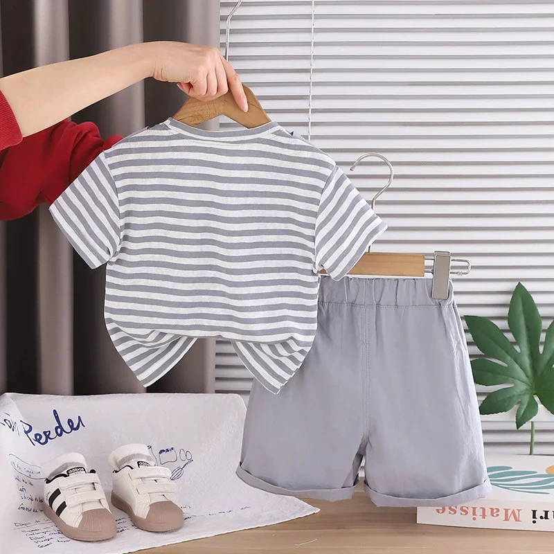 Conjunto de verano para niño – Manga corta con pantalones a rayas - imagen 2