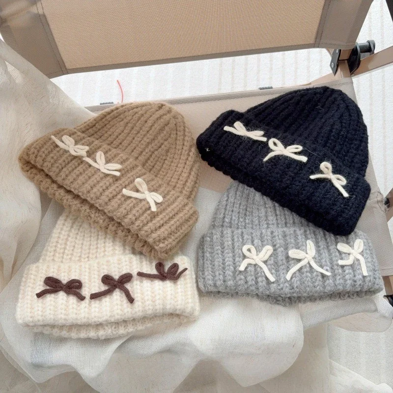 ¡Sombrero de punto suave para niños de estilo coreano! Almohadillas gruesas con bonito lazo, diseño versátil a prueba de viento, cálido y cómodo, elegante. - imagen 2
