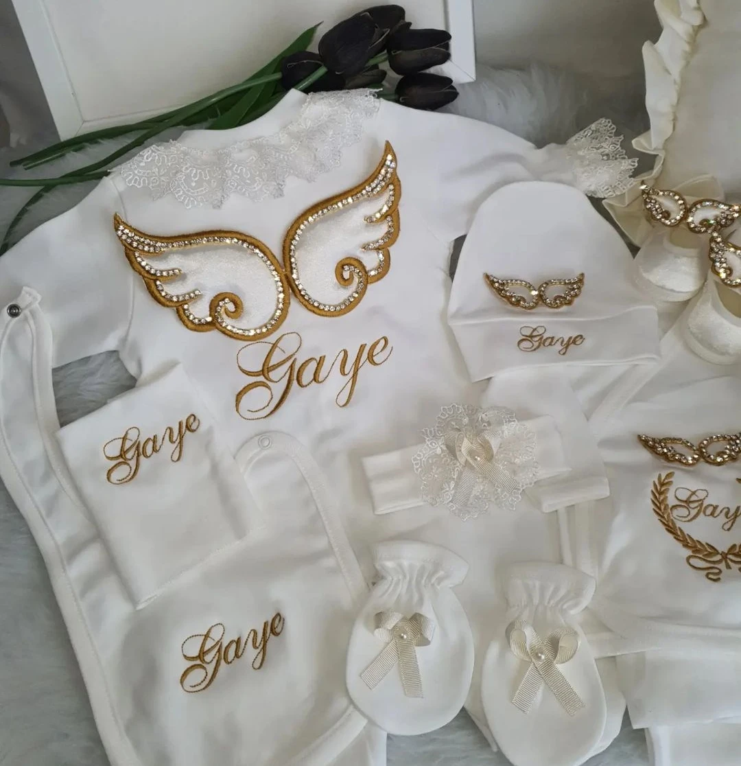 Dollbling, 10 Uds., trajes con alas, cualquier nombre, conjunto de regalo personalizado con bordado de madera dulce, pijamas para bebé, sombrero, vestido Ceremonial de bienvenida a casa - imagen 5