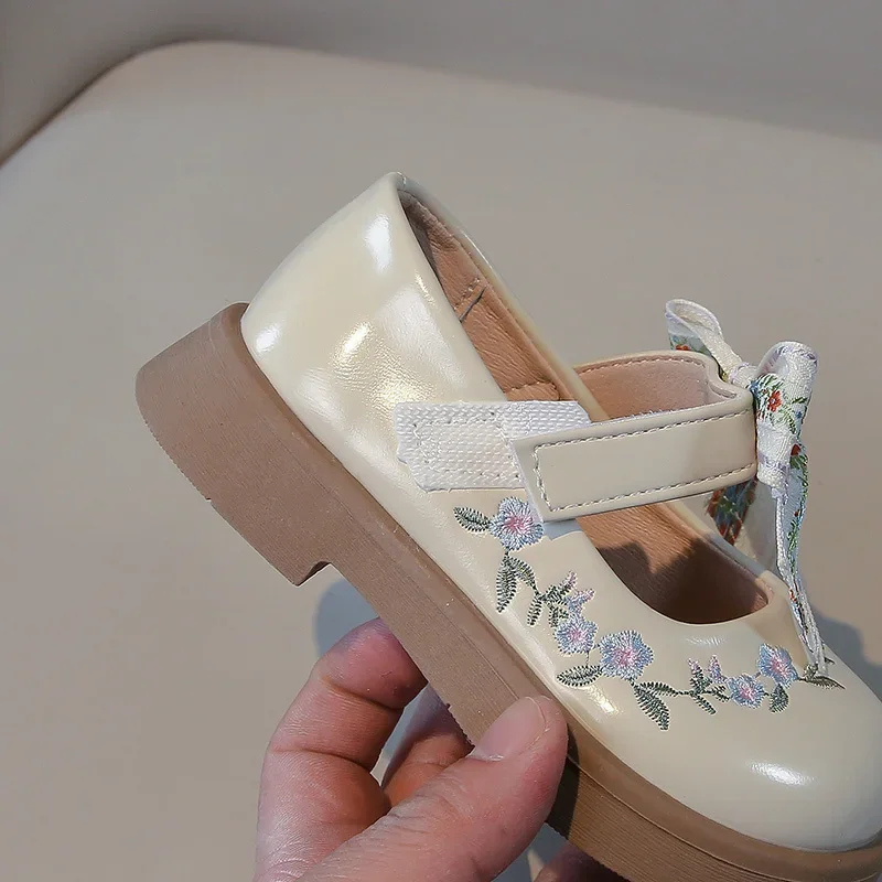 Zapatos pequeños de cuero para niñas, talla 23-35, zapatos individuales con bordado Beige para niñas, zapatos Mary Jane suaves antideslizantes para primavera y otoño - imagen 5