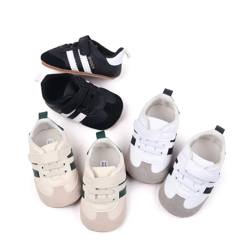 Zapatillas de bebé en cuero blanco mostrando detalle de la costura