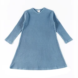Vestido largo clásico para niñas – Con cuello en V y punto canelado suave