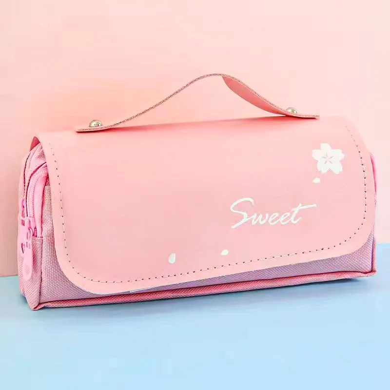 Estuche sobre una mesa con útiles escolares y una sonrisa
