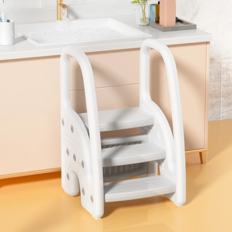 Taburete plegable que ahorra espacio: ayudante de baño de capacidad de 100 kg con reposapiés de tres escalones de material PP de secado rápido - imagen 2