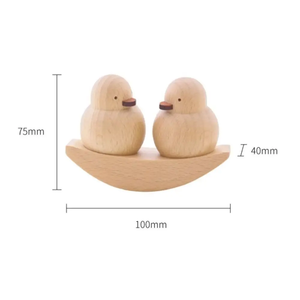 Dos patos de madera sentados en un tablero