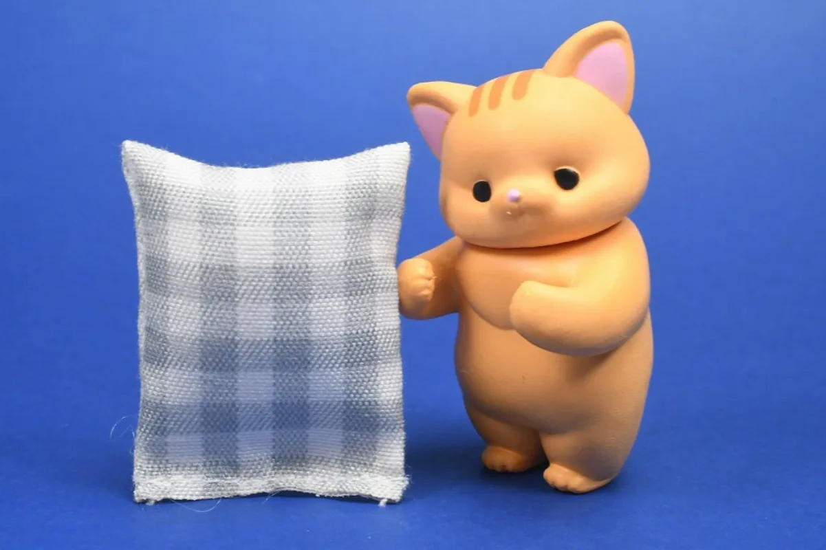 Juguetes de cápsula dorada kawaii, mi gato tenía un sueño aterrador, gato calico, tabby, hachi, pelo corto, gatito, escondido detrás de la almohada, figuras de mascotas - imagen 3