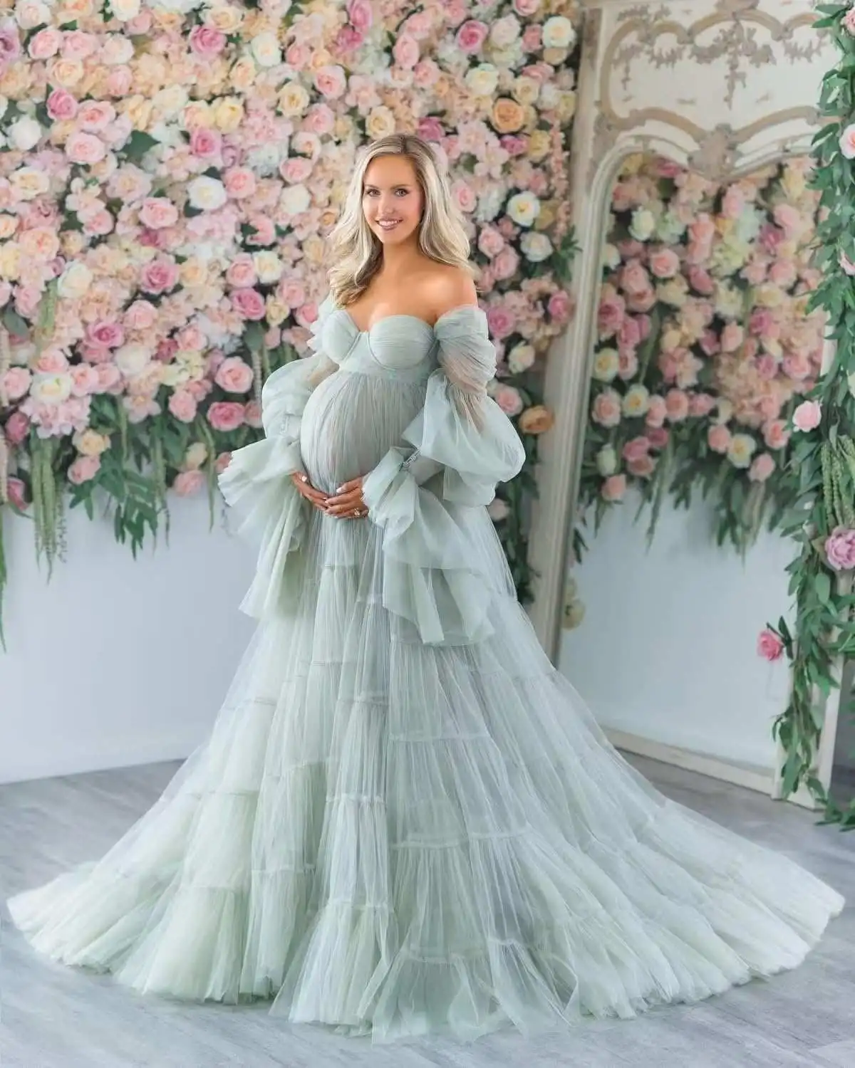 Detalle de volantes del vestido largo de maternidad