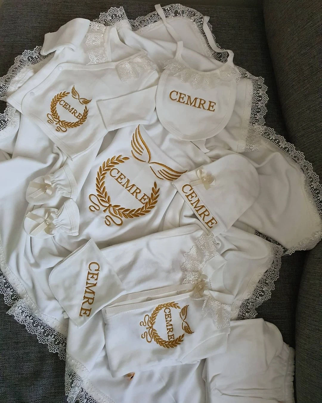 Dollbling, 10 Uds., trajes con alas, cualquier nombre, bordado de árbol de Laurel personalizado, regalo, pijama para bebé, sombrero, vestido Ceremonial de bienvenida a casa - imagen 2