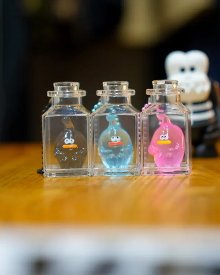 Amuse cápsula de juguete, lindo, colorido, claro, sexy, boca de salchicha, capturado alienígena, sentado en una botella, cadena de bolas, figuras colgantes gashapon - imagen 5