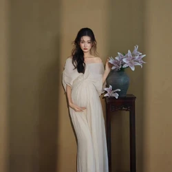 Vestido de maternidad blanco con cuello V y hombros descubiertos