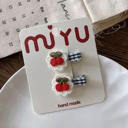 Pinzas para niña con estampado de cuadros vichy y fresas bordadas