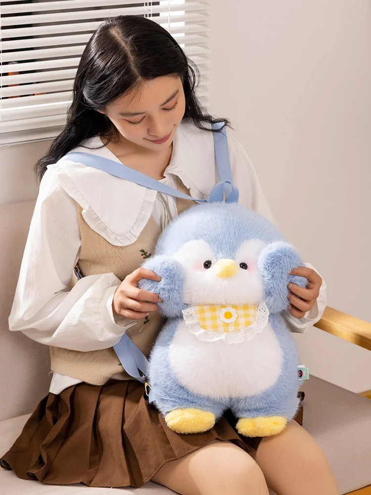 Mochila de pingüino usada como bolso de hombro