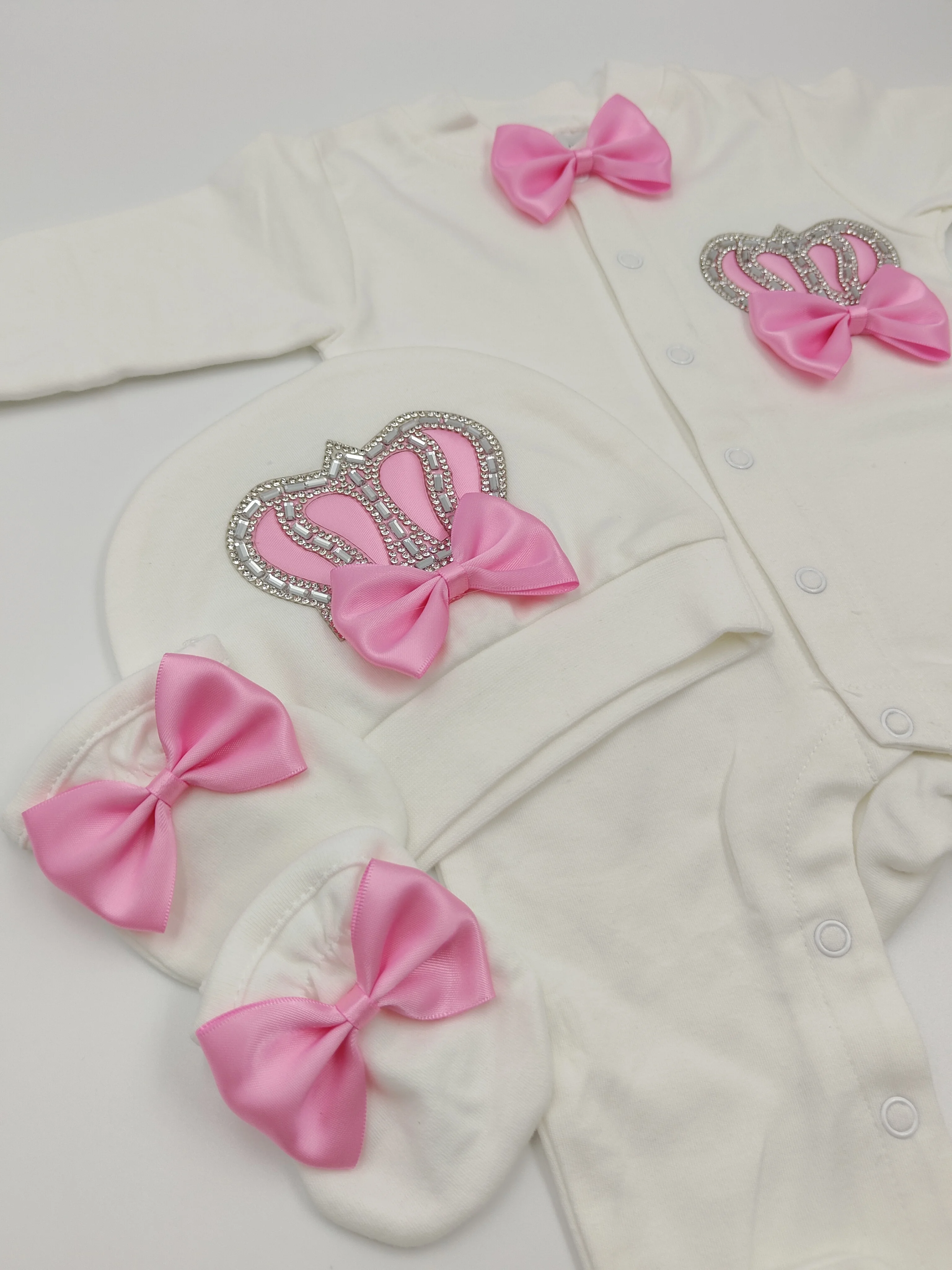 Dollbling Pink & Silver Crown Juego de 4 piezas para niñas de 0 a 3 meses: mameluco, sombrero, guantes, zapatos, detalles de lazo, nombre personalizable - imagen 2